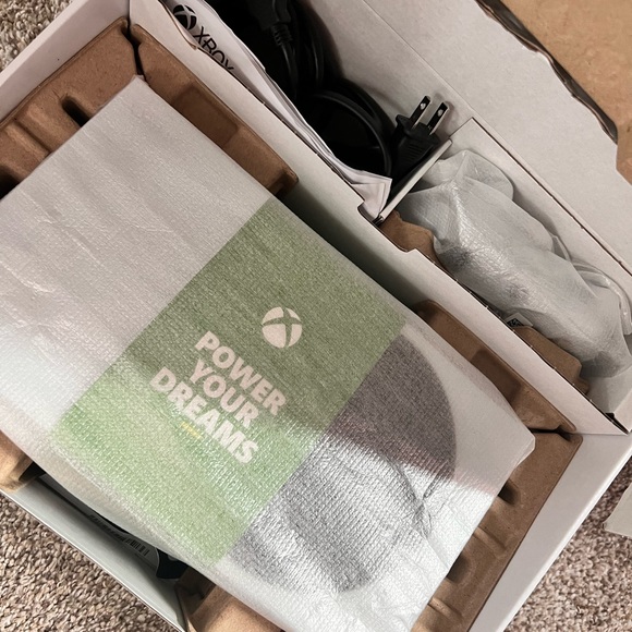 Xbox series s console w/ controller - Picture 4 of 5